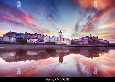 Skies infervorati a Cromer town - Favoloso guardando il cielo e la riflessione circondano la pittoresca città di Cromer. Come appare al tramonto, le luci soffuse della Foto Stock