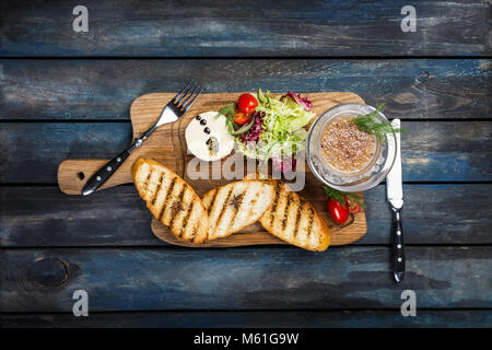 Toast con burro e caviale su uno sfondo di legno Foto Stock