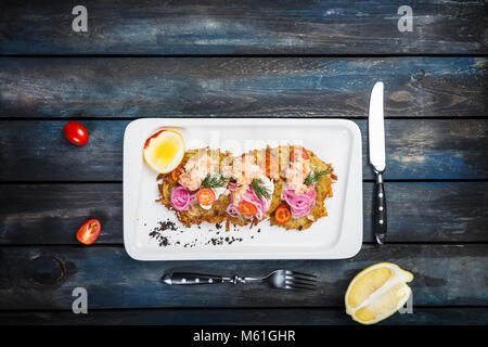 Frittelle di patate con salmone e crema di formaggio Foto Stock