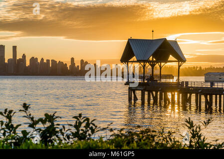 Lo skyline di Vancouver e pier a Waterfront Park, N. Vancouver, British Columbia, Canada Foto Stock