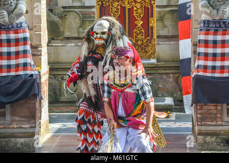 Locali Balinese eseguendo il Barong, a un mitico lion-creatura simile ad una tradizionale cerimonia di Bali. Foto Stock