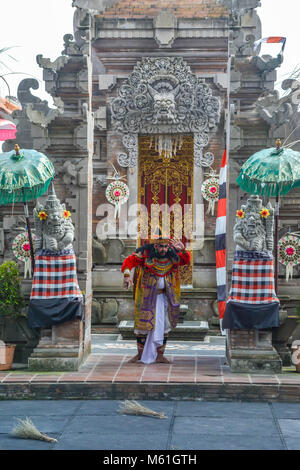 Locali Balinese eseguendo il Barong, a un mitico lion-creatura simile ad una tradizionale cerimonia di Bali. Foto Stock