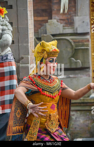 Locali Balinese eseguendo il Barong, a un mitico lion-creatura simile ad una tradizionale cerimonia di Bali. Foto Stock