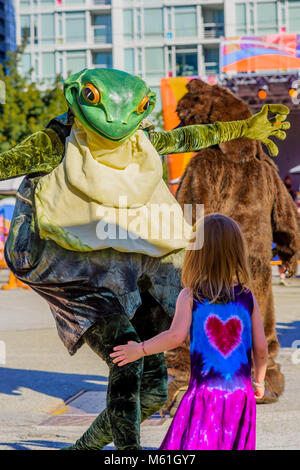 Bobina mortale stoppino attori in costume di rana interagisce con la bambina , Larwill Park, Vancouver, British Columbia, Canada. Foto Stock