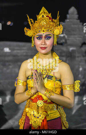 Ballerino di danza Balinese esegue kecak dance in Uluwatu Foto Stock