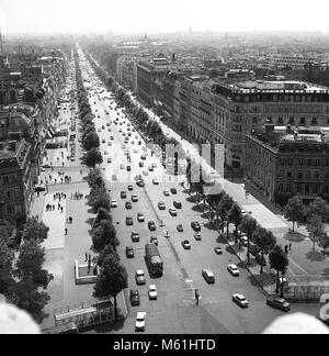 Degli anni Cinquanta, Parigi, Francia, storico tettuccio di immagine della città e di un lungo rettilineo, ampio viale alberato, la famosa Avenue des Champs Elysees, forse la più iconica street nel mondo. Foto Stock