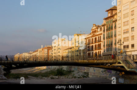 Ponte pedonale oltre il Guadalmedina fiume secco in Malaga, Spagna Foto Stock