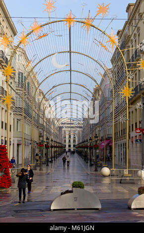 MALAGA, Spagna - 25 dicembre 2015: Calle Marques de Larios adornata con decorazioni di Natale la mattina del giorno di Natale Foto Stock