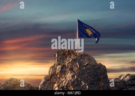 3D rendering di sventola bandiera del Kosovo sul paesaggio roccioso per celebrare il giorno di indipendenza del 17 febbraio Foto Stock