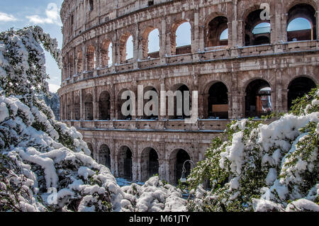 Roma, Italia. Il 26 febbraio, 2018. Neve a Roma Colosseo Colosseo con la neve sugli alberi Foto Stock