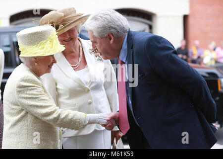 La Gran Bretagna è la Regina Elisabetta II è salutato dal leader del SDLP (sociale e democratico partito laburista) Dr Alasdair McDonnell, MP per il sud di Belfast come ella tours St Georges Mercato in Belfast, Martedì 24 Giugno, 2014. La regina è su un tour di 3 giorni dell'Irlanda del Nord. Piscina Foto/Paolo McErlane Foto Stock