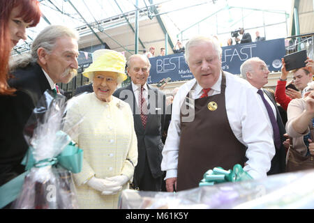 La Gran Bretagna è la Regina Elisabetta II e il Duca di Edimburgo tours St Georges Mercato in Belfast, Martedì 24 Giugno, 2014. La regina è su un tour di 3 giorni dell'Irlanda del Nord. Piscina Foto/Paolo McErlane Foto Stock