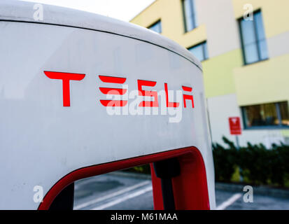 Ljubljana, Slovenia - 23 Gennaio 2018 - Tesla Supercharger stazione di carica per la ricarica di auto elettriche come modello S e il modello X i veicoli elettrici. Foto Stock