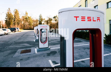Ljubljana, Slovenia - 23 Gennaio 2018 - Tesla Supercharger stazione di carica per la ricarica di auto elettriche come modello S e il modello X i veicoli elettrici. Foto Stock