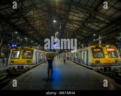 Mumbai, India - Febbraio 18,2018: persone non identificate all'interno di Chhatrapati Shivaji Terminus a febbraio 18, 2018 in Mumbai, India Foto Stock