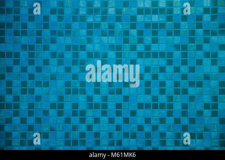 La texture di colorate blu luminoso mosaico quadrato sulla parete. Foto Stock