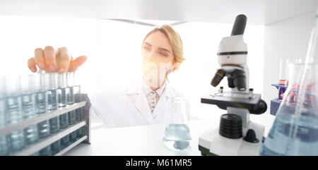 Giovane donna analizzando i campioni in un laboratorio.foto con spazio di copia Foto Stock