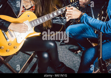 Musica per chitarra insegnante aiutando il suo studente Foto Stock