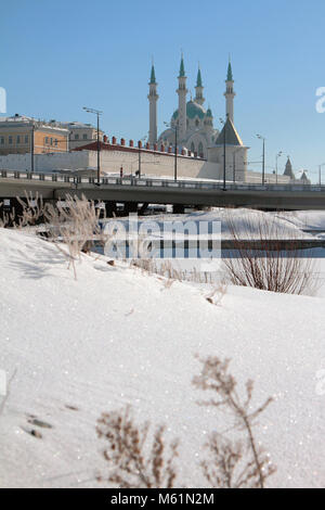 Ponte attraverso il fiume Kazanka e Qol Sharif moschea nel Cremlino. Kazan, Russia Foto Stock