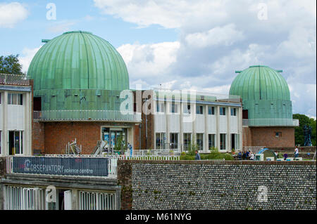 Verde cupole di rame dell'Osservatorio Science Center at Herstmonceux, Sussex, Regno Unito Foto Stock
