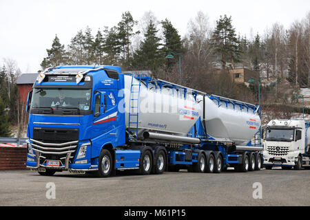 SALO, Finlandia - 13 gennaio 2018: splendidamente personalizzato Volvo blu FH camion cisterna per trasporto Powder-Trans parcheggiata in un arresto carrello in un giorno nuvoloso. Foto Stock