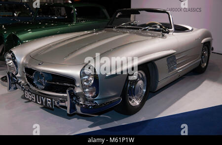 Tre quarti di vista frontale di un 1957, Argento, Mercedes-Benz 300 SL Roadster sul display a 2018 Classic Car Show Foto Stock