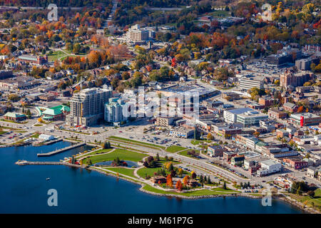 Vista aerea del centro cittadino di Barrie, Ontario, compreso il Waterfront Park. Foto Stock