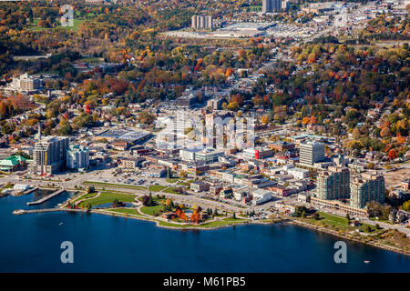 Vista aerea del centro cittadino di Barrie, Ontario, compreso il Waterfront Park. Foto Stock