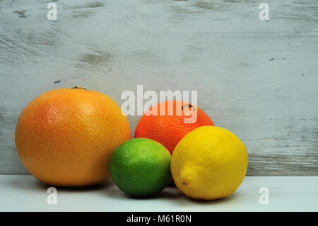Agrumi nella parte anteriore del dipinto di parete in legno Foto Stock