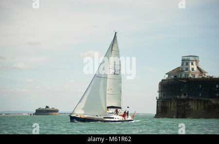 Alcibiades II passa davanti a Horse Sand Fort e No Man's Land Fort sul Solent durante la Round the Island Race 2013. La telecamera Beneteau Oceanis 50 Foto Stock