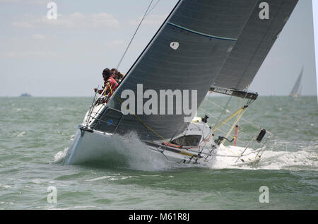 Lo yacht classe JPK 1010 Raging Bee corre attraverso il Solent durante il Round the Island Race 2013 Foto Stock