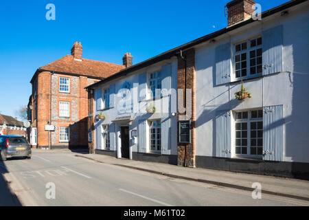 Il George pub sulla High Street nel villaggio di Lambourn in Berkshire, Regno Unito Foto Stock