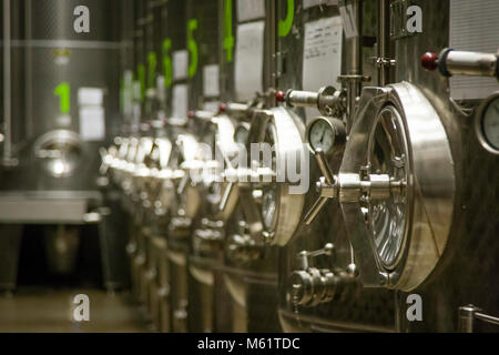 Jörg Geiger Manufaktur per vino di frutta e succhi. 42 serbatoi in acciaio inox - la nuova grande dispensa nella fabbrica II della Jörg Geiger manufactory Foto Stock