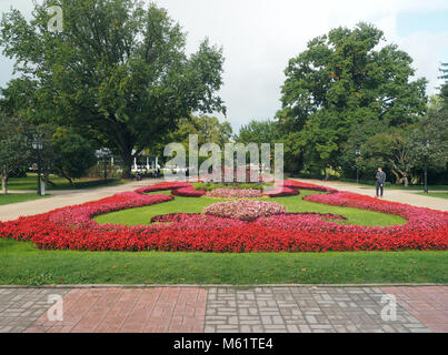 RIGA, Lettonia-sept. 27: Vermanes Garden park con erba, fiori e di turisti è visto dal Teatro Lirico Nazionale a Riga, Lettonia, in Europa il 27 settembre Foto Stock