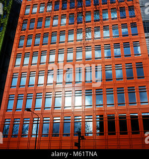 Central Saint Giles edificio di sviluppo con sky riflessione in windows, London, England, Regno Unito Foto Stock