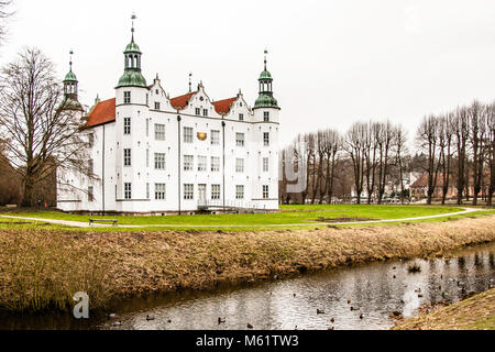 Il castello di Ahrensburg è un ex palazzo di Schleswig-Holstein, vicino alla città di Amburgo. Le pale meteo a forma di cavallo sulla cima del castello di Ahrensburg, Germania Foto Stock