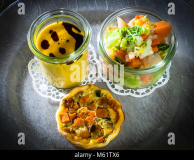 Cena Pumpkin in tre varianti nel birrificio bavarese Prinzregent Luitpold a Oberstdorf piatti tipici bavaresi come salsiccia di vitello o Schnitzel, cucina regionale con fieno Foto Stock