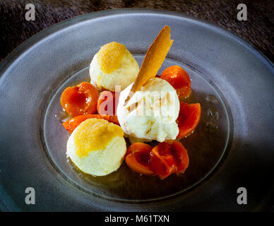 Cucina raffinata con dessert di albicocche in Baviera, Oberstdorf Ristorante Maximilinas Stella Michelin cena chef Tobias Eisele Foto Stock