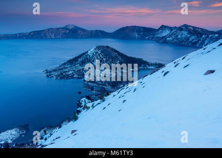 Crepuscolo, Wizard Island, Crater Lake, il Parco nazionale di Crater Lake, Oregon Foto Stock