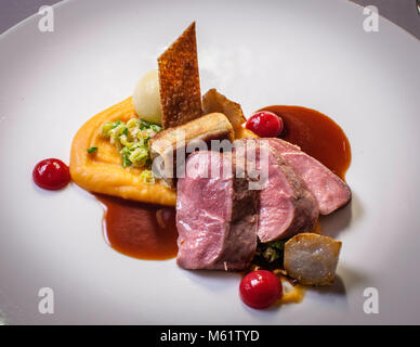 Triplicare dall'anatra. Cucina raffinata in Baviera, Oberstdorf Ristorante Maximilinas Stella Michelin cena chef Tobias Eisele Foto Stock