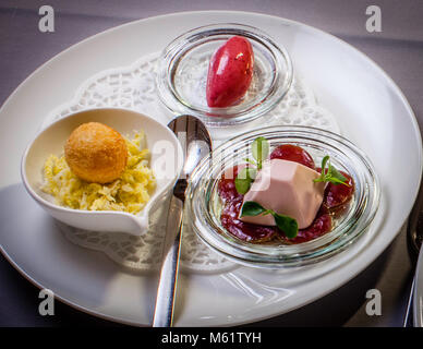 Questo è solo il contorno al trio di anatra, ma estremamente eccitante in termini di gusto, perché dal gel al sorbetto al parfait, Tobias Eisele gioca con l'aroma del mirtillo e lo lascia passare dal dolce alla crostata in termini di gusto. Cucina raffinata in Baviera, Oberstdorf Ristorante Maximilinas Stella Michelin cena chef Tobias Eisele Foto Stock