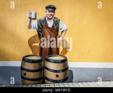 Cultura Zoigl in Baviera Oberpfalz - una tradizione artigianale di birra proveniente dal medioevo - i produttori privati di birra lavorano nelle comunità locali. Murale su un edificio di sottostazione Foto Stock