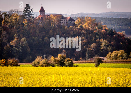 Il Castello di Wernberg è situato su una montagna circondata da campi di senape a Wernberg-Köblitz, in Germania Foto Stock