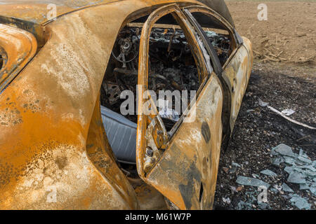 Bruciato auto abbandonate dopo un furto. Foto Stock