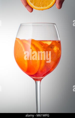 avvicinamento bicchiere di aperol spritz cocktail decorato con