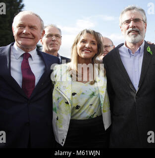 Sinn Fein è Martina Anderson arriva con i membri del partito Martin McGuinness, sinistra e Gerry Adams dopo la cimatura il sondaggio al Kings Hall centro di conteggio, Belfast, Irlanda del Nord, lunedì 26 maggio, 2014. Anderson e rabboccato il sondaggio nelle elezioni europee per l'Irlanda del Nord ha eseguito il polling 159,813 voti, battendo il contingente da oltre 3 mila voti per diventare il primo del nord irlandese del deputato. Foto/Paolo McErlane Foto Stock