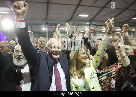 Sinn Fein è Martina Anderson, centro celebra con i membri del partito Michelle Gildernew, destra e Martin McGuinness, a sinistra dopo il rabbocco il sondaggio al Kings Hall centro di conteggio, Belfast, Irlanda del Nord, lunedì 26 maggio, 2014. Anderson e rabboccato il sondaggio nelle elezioni europee per l'Irlanda del Nord ha eseguito il polling 159,813 voti, battendo il contingente da oltre 3 mila voti per diventare il primo del nord irlandese del deputato. Foto/ Paolo McErlane Foto Stock