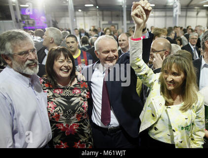 Sinn Fein è Martina Anderson, centro celebra con i membri del partito Michelle Gildernew, destra e Martin McGuinness, a sinistra dopo il rabbocco il sondaggio al Kings Hall centro di conteggio, Belfast, Irlanda del Nord, lunedì 26 maggio, 2014. Anderson e rabboccato il sondaggio nelle elezioni europee per l'Irlanda del Nord ha eseguito il polling 159,813 voti, battendo il contingente da oltre 3 mila voti per diventare il primo del nord irlandese del deputato. Foto/Paolo McErlane Foto Stock