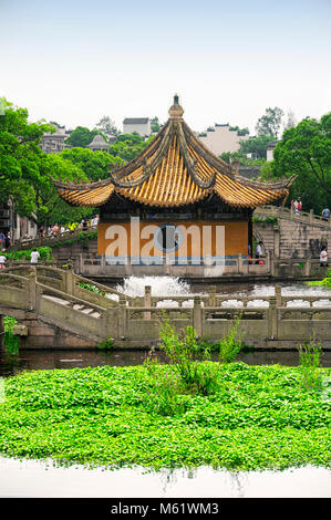 Luglio 19, 2015. Putuoshan, Cina. Un piccolo ponte ad arcate che attraversano il laghetto Haiyin entro il Tempio Puji Scenic Area sull isola di Putuoshan lo Foto Stock