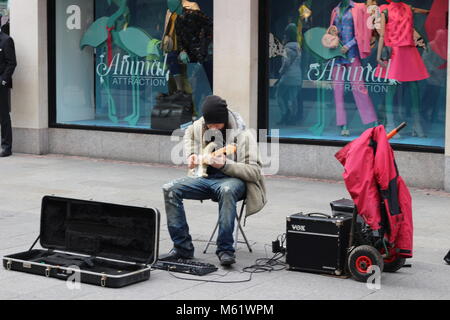 Nelle grandi città turistiche l'informale street performance economia è un gigante del settore con esso essendo il modo principale in cui molte persone fanno il loro reddito. Questo tipo o Foto Stock